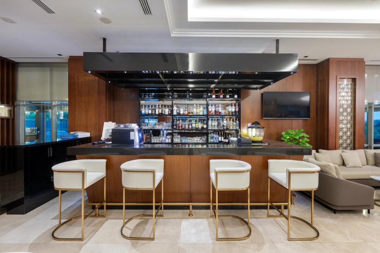 Miracle Istanbul Asia Airport Hotel & Spa Istambul Exterior foto The bar at the lounge