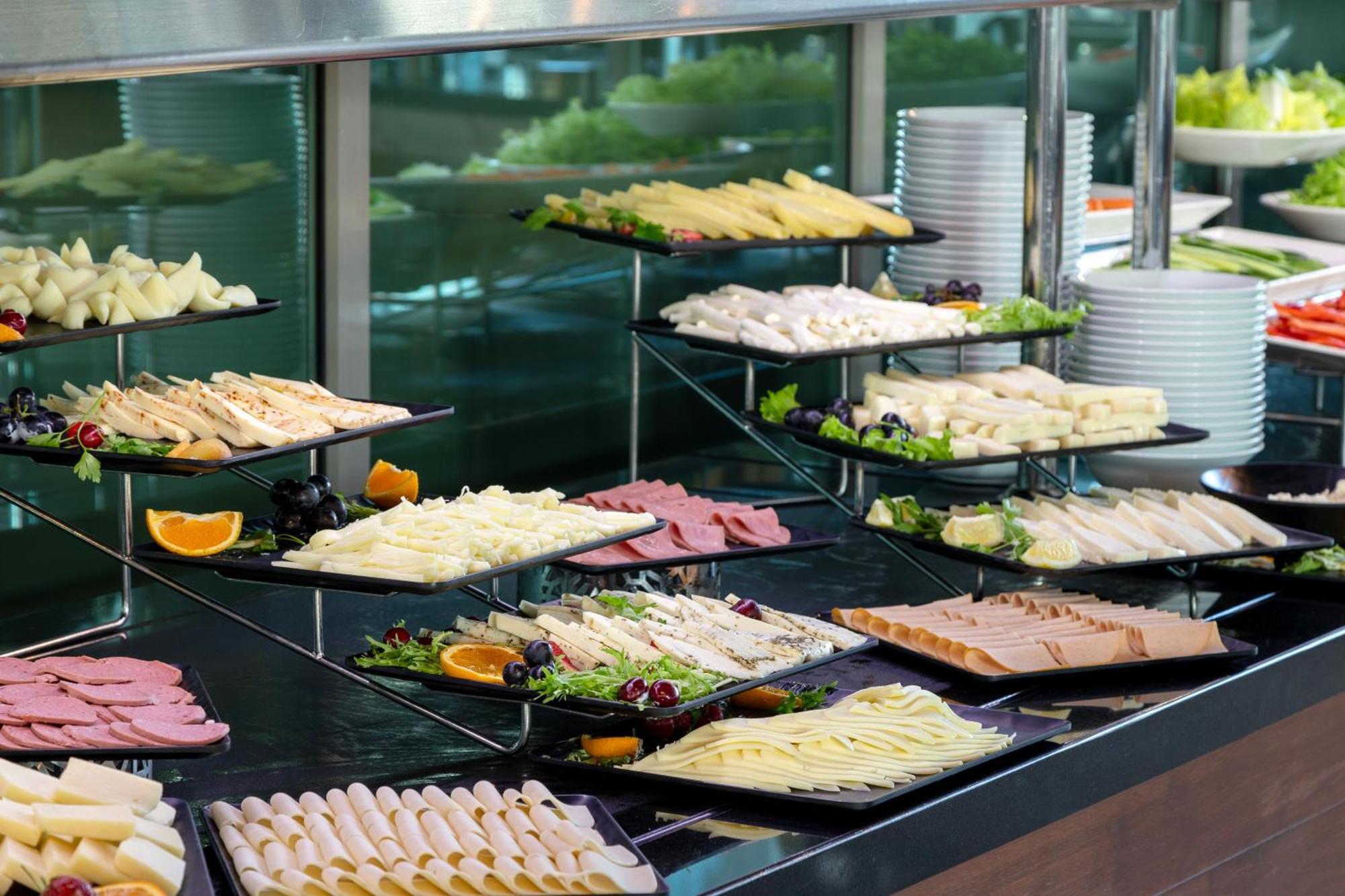 Miracle Istanbul Asia Airport Hotel & Spa Istambul Exterior foto A buffet of cold cuts