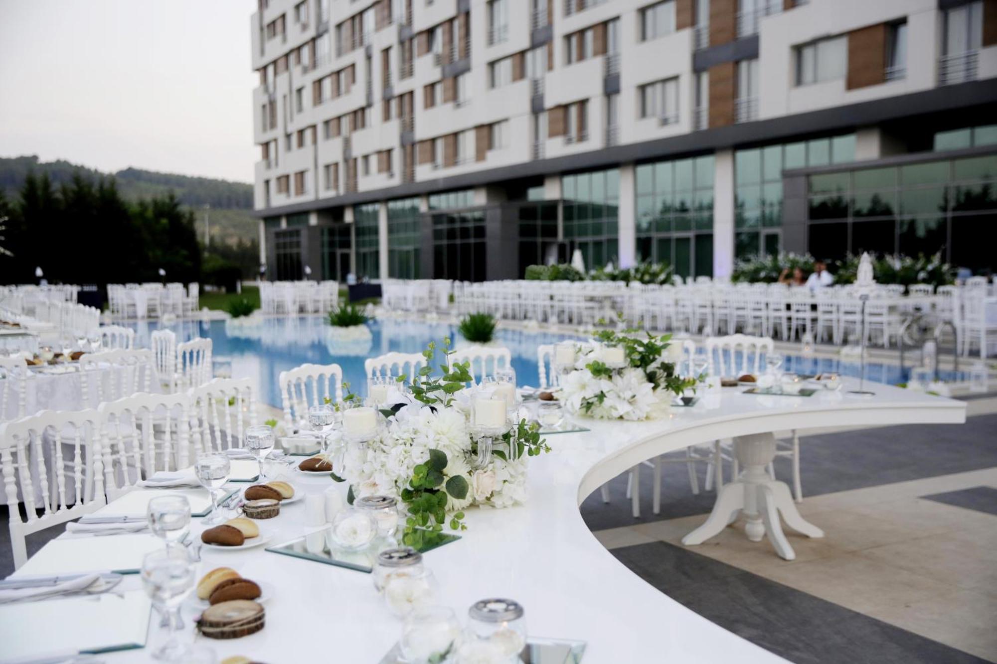 Miracle Istanbul Asia Airport Hotel & Spa Istambul Exterior foto Wedding reception at the hotel
