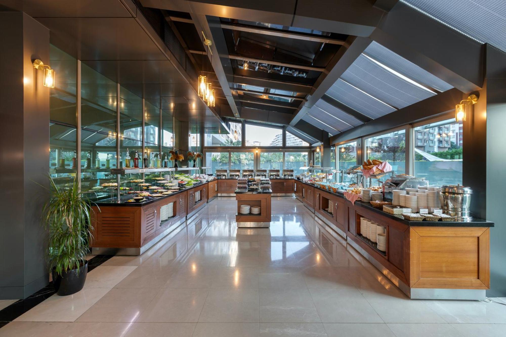 Miracle Istanbul Asia Airport Hotel & Spa Istambul Exterior foto The buffet at the hotel