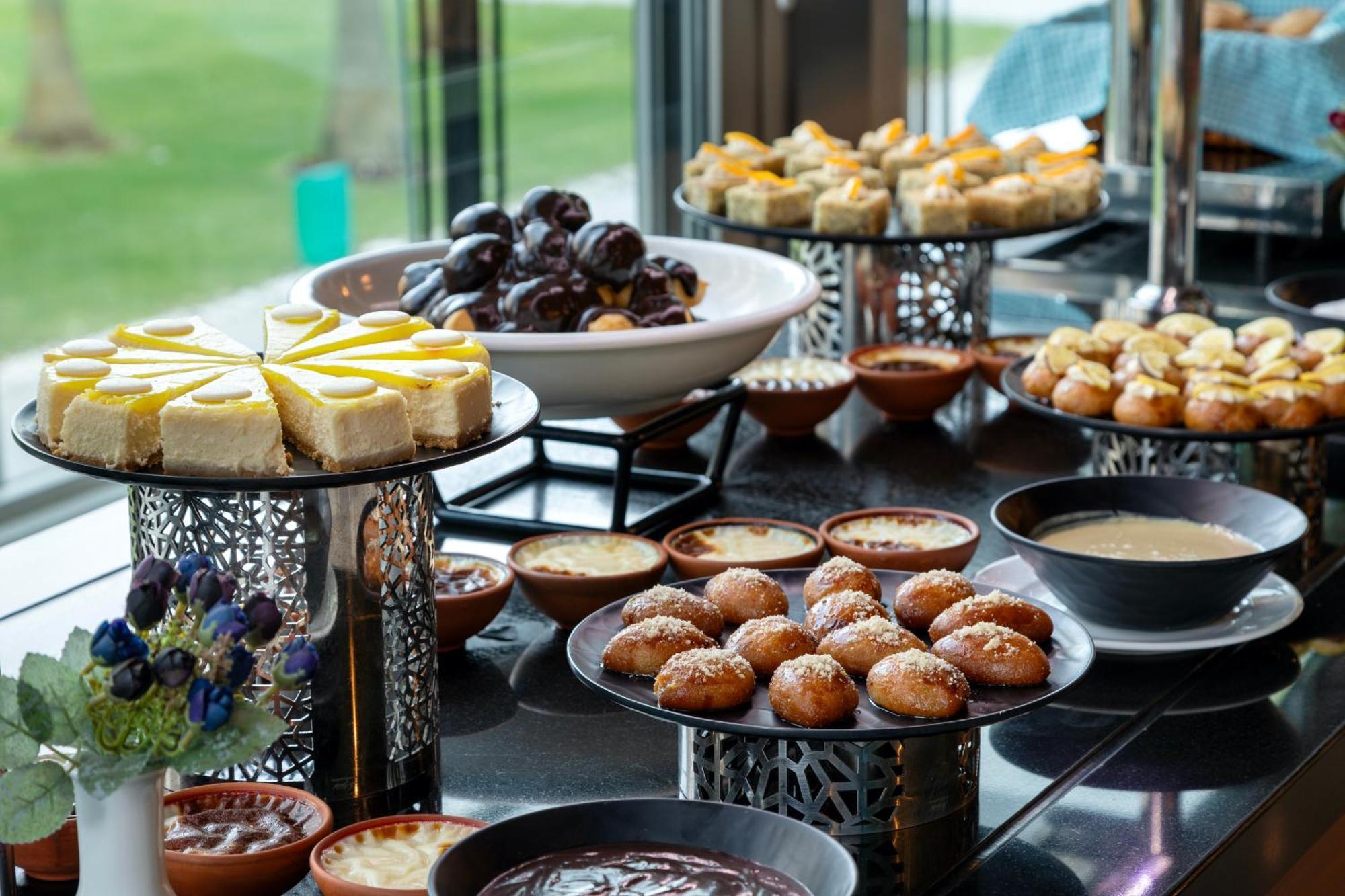 Miracle Istanbul Asia Airport Hotel & Spa Istambul Exterior foto A dessert buffet
