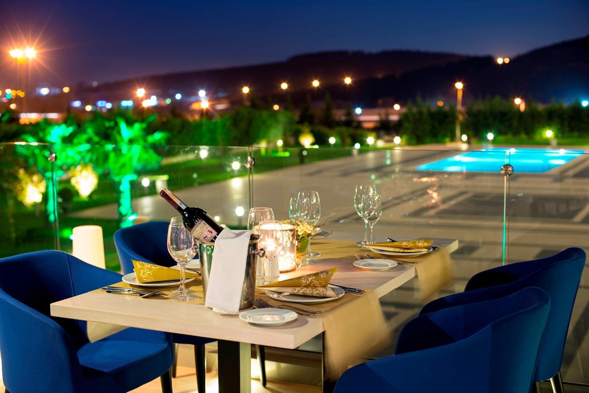 Miracle Istanbul Asia Airport Hotel & Spa Istambul Exterior foto The hotel's pool