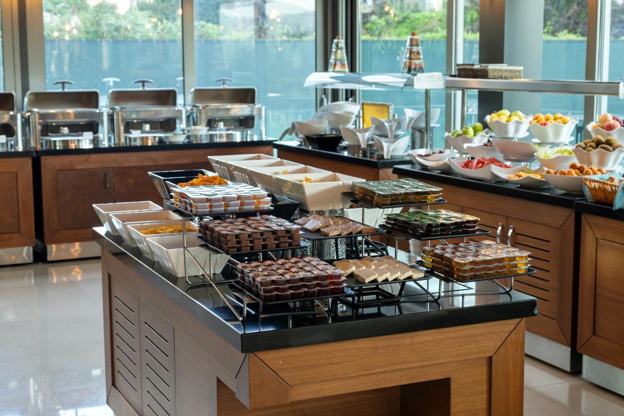 Miracle Istanbul Asia Airport Hotel & Spa Istambul Exterior foto A buffet at a hotel