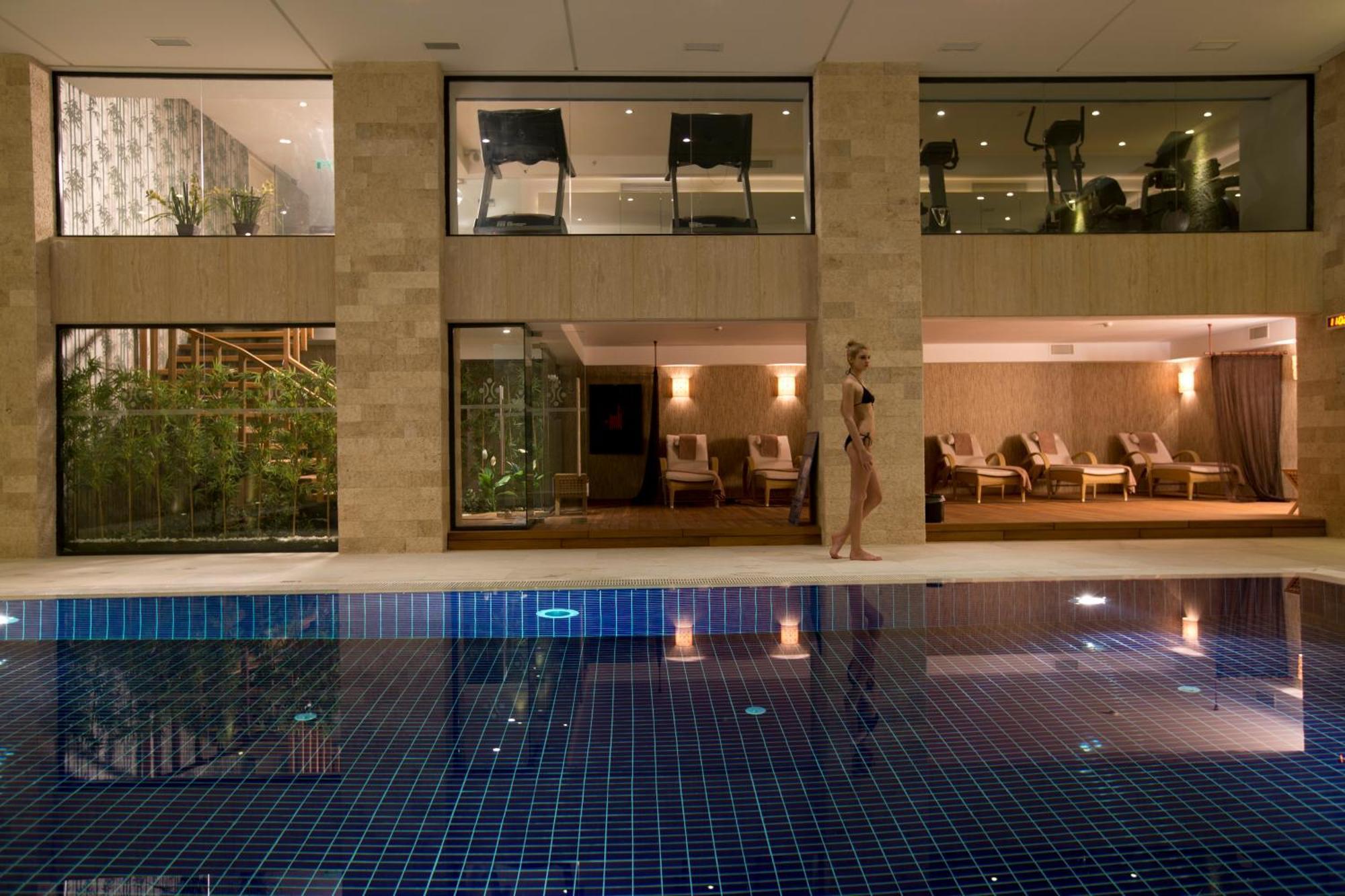 Miracle Istanbul Asia Airport Hotel & Spa Istambul Exterior foto The pool at the Mandarin Oriental, Bangkok